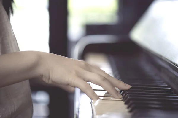 Lady Χέρι Παίζει Πιάνο Μουσική Πιέζοντας Χέρι Της Στο Πληκτρολόγιο — Φωτογραφία Αρχείου