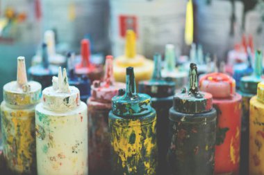 Kirli ve kuru renkli boya kabın içinde / şişede