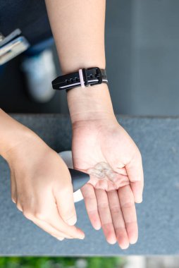 El yapımı pompa el yıkama jeli şişesi için üst görünüm bir elinde algohol gen içeriyor temizlik ve sterilize etmek için