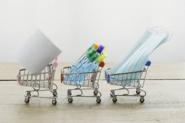 Kredi kartı (maket) ve alışveriş arabasında sarı kumbara. Çevrimiçi alışveriş ve tasarruf kavramı