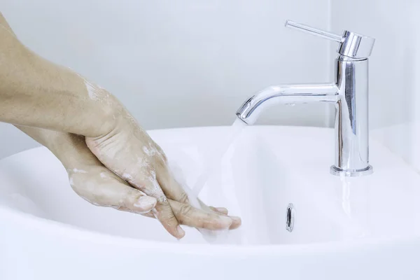 Mann Hände Waschen Oder Reinigen Mit Seifenschaum Unter Leitungswasser Auf — Stockfoto