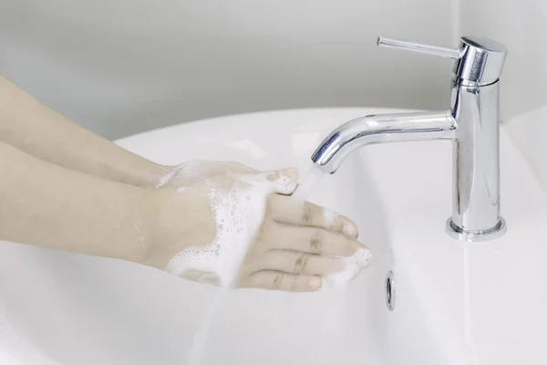 Waoman Hände Waschen Oder Reinigen Mit Seifenschaum Unter Leitungswasser Auf — Stockfoto