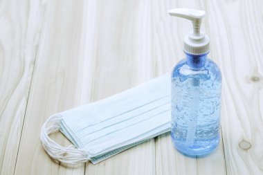 El dezenfektanı şişesi ya da alkol jölesi ve ahşap maske ve cpoy spcae.