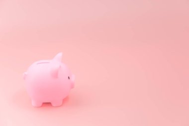 Fotokopi alanı olan eski gül rengi arka planda pembe domuz kumbarası. Finansal ve para tasarrufu kavramı.