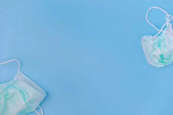 Gebrauchte Oder Verschwendete Grüne Medizinische Gesichtsmasken Wurden Auf Blauem Hintergrund — Stockfoto