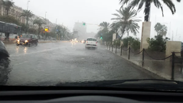 Hava kötü. Bir arabanın içinden görülen yağmur