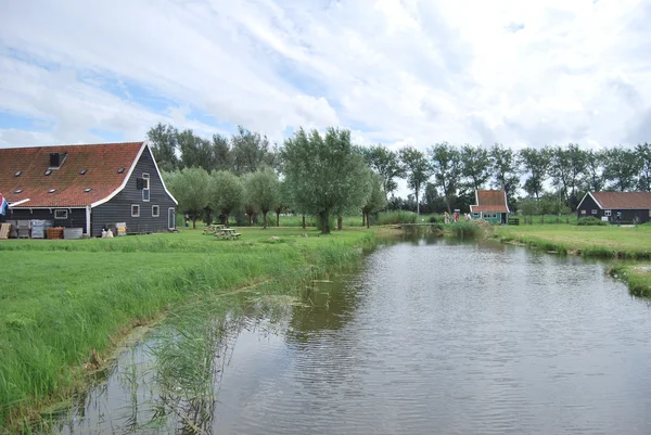Традиционное голландское старое домостроение в Заансе Шанс - деревня-музей в Заандаме — стоковое фото