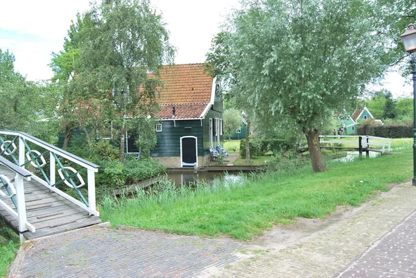 Tradycyjnych holenderskich stary dom, budynek w Zaanse Schans - Muzeum wsi w mieście Zaandam — Zdjęcie stockowe