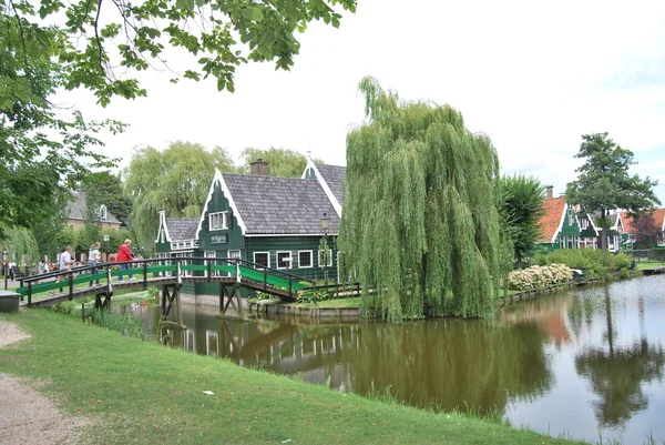 Edificio tradicional de casas antiguas holandesas en Zaanse Schans - pueblo museo en Zaandam —  Fotos de Stock