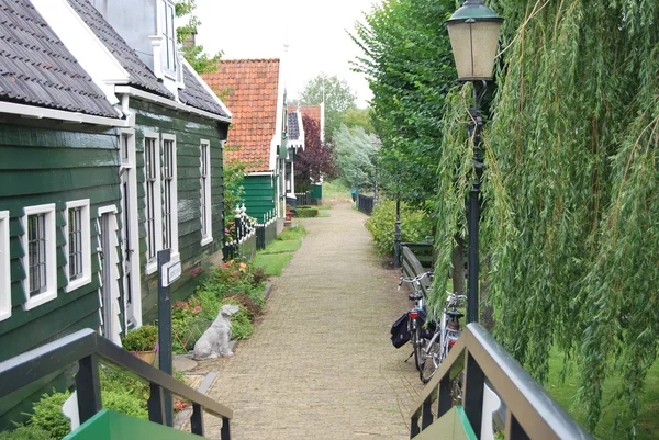 Edificio tradicional de casas antiguas holandesas en Zaanse Schans - pueblo museo en Zaandam — Foto de Stock