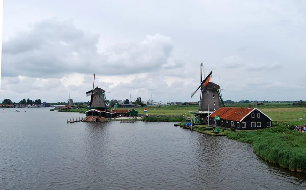 Molino de viento tradicional holandés de madera en Zaanse Schans - pueblo museo en Zaandam —  Fotos de Stock