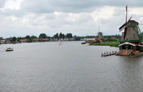 Molino de viento tradicional holandés de madera en Zaanse Schans - pueblo museo en Zaandam —  Fotos de Stock