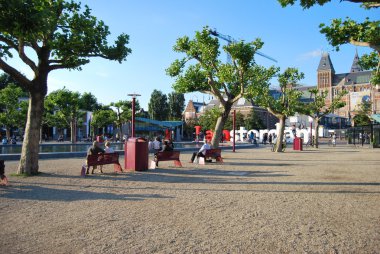 Amsterdam, Hollanda - Rijksmuseum, ı am Amsterdam ve kare ve kimliği belirsiz kişiler gündüz heykel