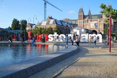 Amsterdam, Hollanda - Rijksmuseum, ı am Amsterdam ve kimliği belirsiz kişiler gündüz heykel