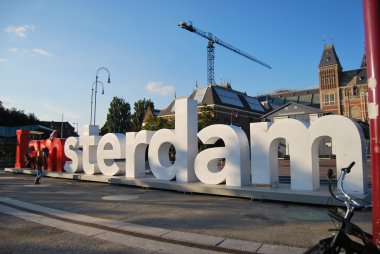 Amsterdam, Hollanda - Rijksmuseum, ı am Amsterdam ve kimliği belirsiz kişiler gündüz heykel