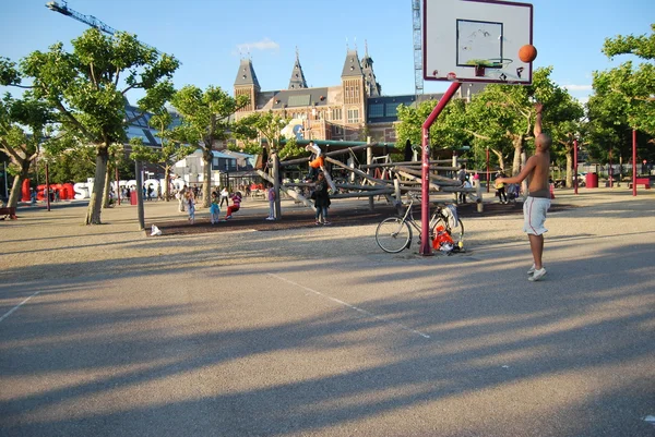 Rijksmuseum, Estatua Soy Amsterdam y la plaza y las personas no identificadas jugando en la canasta durante el día — Foto de Stock