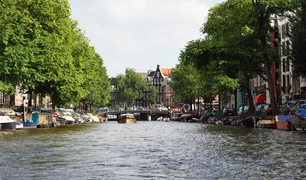 Вид на канал в Амстердаме, Нидерланды — стоковое фото