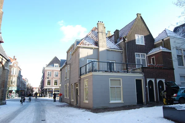 Delft, Países Bajos - personas no identificadas en la calle en una mañana soleada después de una nevada — Foto de Stock