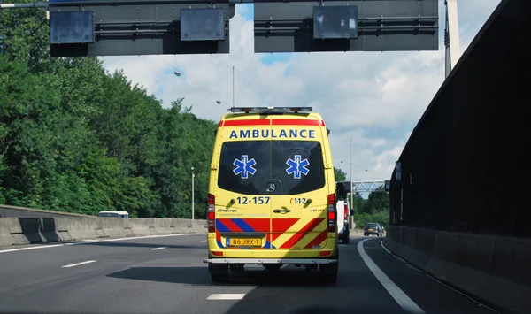 Niederlande: gelber Krankenwagen auf der Straße (Autobahn). 112-Dienst — Stockfoto