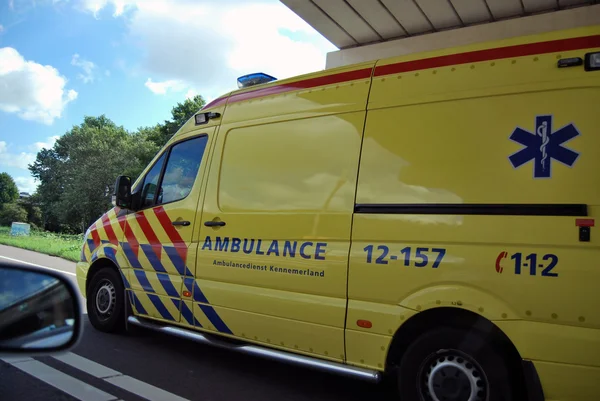 Nederländerna: gul ambulans i gatan (motorväg). 112 Service — Stockfoto