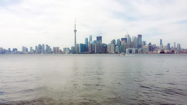 Alacakaranlıkta bulutlu gökyüzü ile Toronto manzarası. Ontario, Kanada