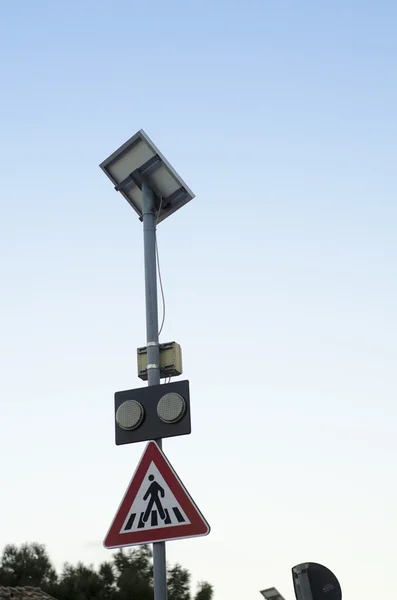 Пешеходный знак пересечения с солнечной системой для сигнала света — стоковое фото