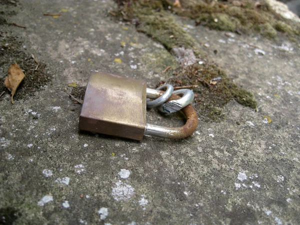 Detail of closed, rusted lock without key — Stock Photo, Image