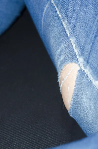 Detalle de Tear of weared jeans con piel para rellenar el agujero — Foto de Stock