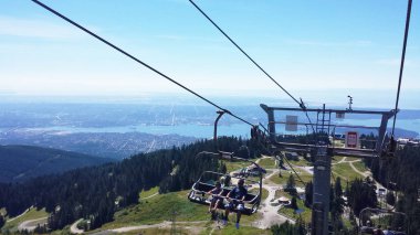 Yaz sırasında Grouse Mountain insanlarla füniküler demiryolu Üstten Görünüm