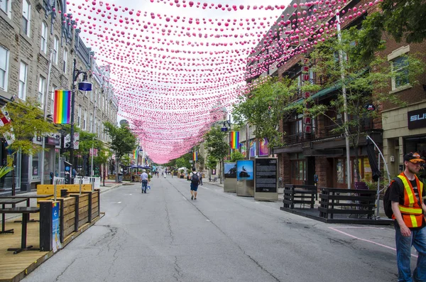 İnsanlar Rue St Catherine Montreal Eşcinsel Köyü aşağı geziniyor. Yaz ve bu sadece yayalara insanlarda 