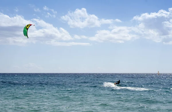 Кайтсерфинг на Сардинии в Средиземном море — стоковое фото