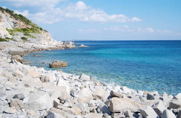 Rock beach i Cava Usai (Villasimius, Sardinien, Italien). — Stockfoto