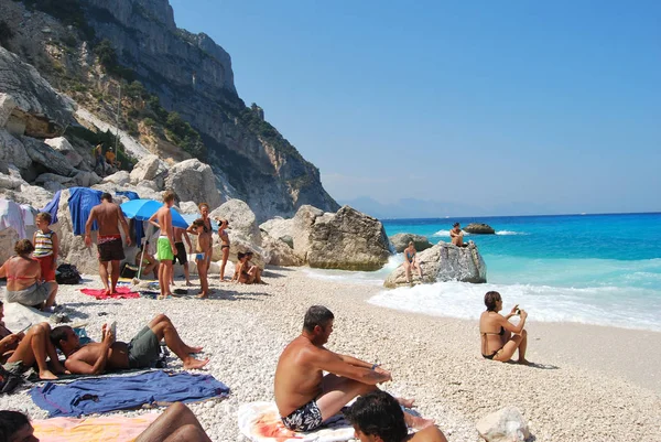 Azonosítatlan fehér strand, kristálytiszta kék tenger és a hullámok, nyáron az emberek — Stock Fotó