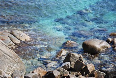 Cava Usai (Villasimius, Sardunya, İtalya) rock beach. Mavi deniz