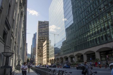 Yaz aylarında Montreal şehir merkezinde Sokak. Arabalar, insanlar, skyscapers ve bisiklet paylaşım istasyonu
