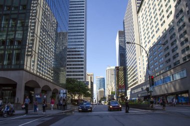 Genel Montreal şehir merkezinde yaz sokak. Arabalar, insanlar ve ve skyscapers