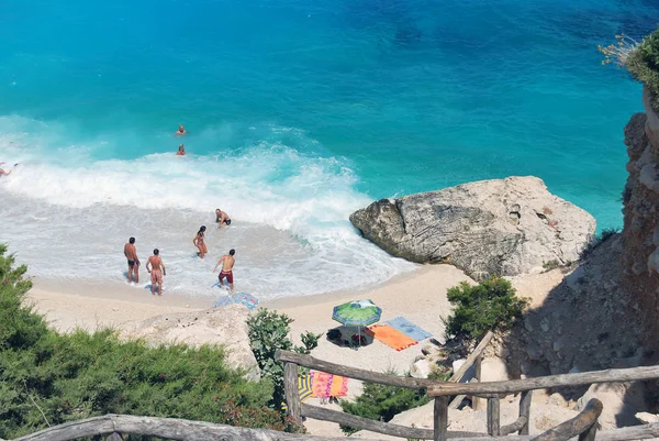 Azonosítatlan fehér strand, kristálytiszta kék tenger és a hullámok, nyáron az emberek — Stock Fotó