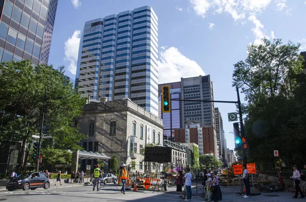 Genel sokak Montreal şehir merkezinde yaz yol inşaatı ile çalışır. İkinci el, insanlar ve işçi