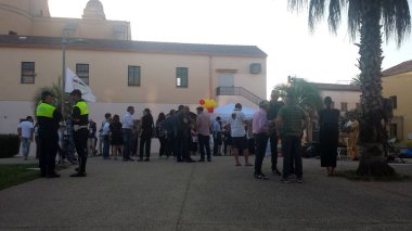 İnsanlar, Movimento 5 Stelle adlı İtalyan partiden oy için politik fikirler duymak için yuvarlanır