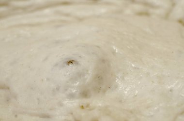 Pizza veya ekmek için mayalı hamur içinde bir hava kabarcığı detay