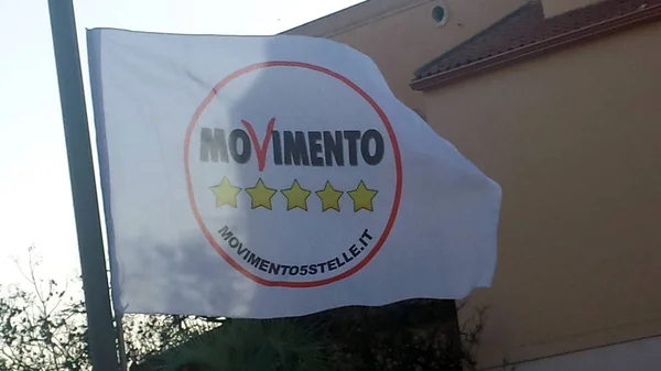 Drapeau politique avec logo du parti italien appelé Movimento 5 Stelle — Photo