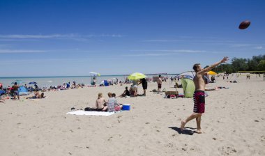 Kimliği belirsiz kişi yaz içinde boş zaman acivities masmavi gökyüzünde Gölü Grand Bend Beach