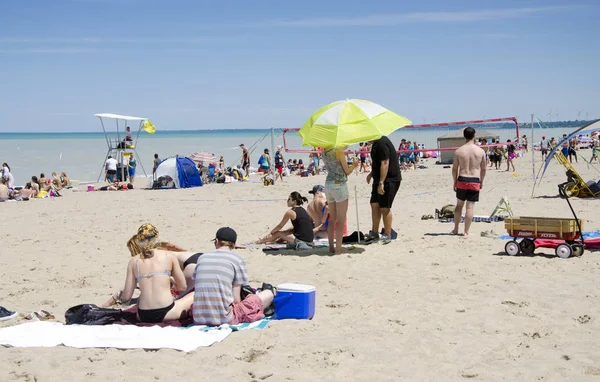 Kimliği belirsiz kişi yaz içinde boş zaman acivities masmavi gökyüzünde Gölü Grand Bend Beach