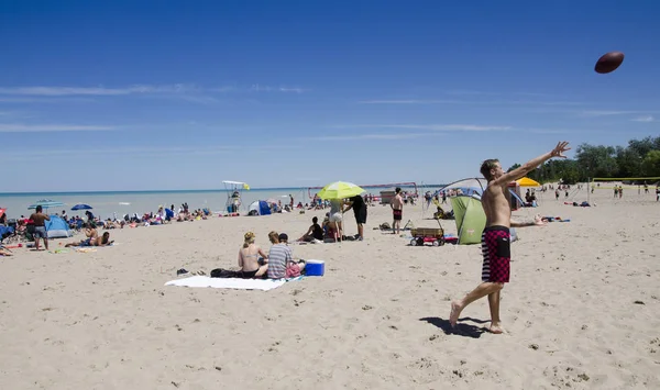 Kimliği belirsiz kişi yaz içinde boş zaman acivities masmavi gökyüzünde Gölü Grand Bend Beach