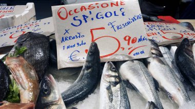 Geleneksel balık piyasa ahır taze deniz levreği ve orata İtalyanca Mercato di San Benedetto adlı etiketlerle dolu 