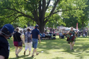 Kimliği belirsiz kişi ülke Festivali sırasında parkta (Victoria Park)