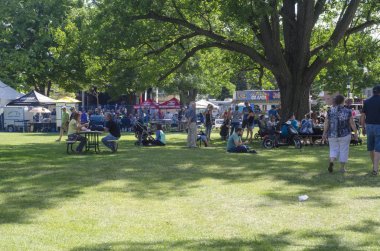 Kimliği belirsiz kişi ülke Festivali sırasında parkta (Victoria Park)