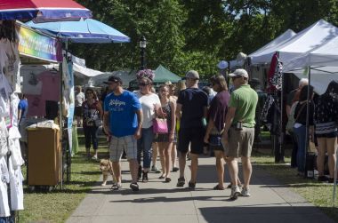 Parkta selled ne görmek için müşteri tezgahları gidiş olarak tanımlanamayan kişi