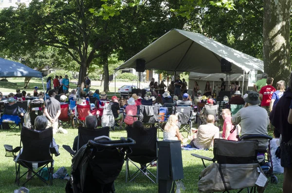 Kimliği belirsiz kişiler tarafından park (Victoria Parkı) Ülke Festivali sırasında Sahne Alanı'ndaki gösteride ağırladı