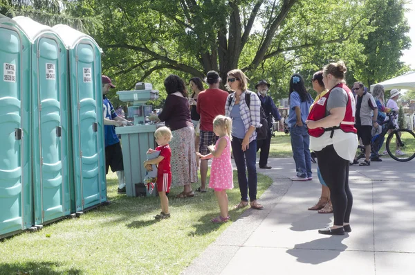 Enfants en attente avec leur mère pour la rue bio-toilette dans le parc (Victoria Park) pendant le festival de la campagne — Photo
